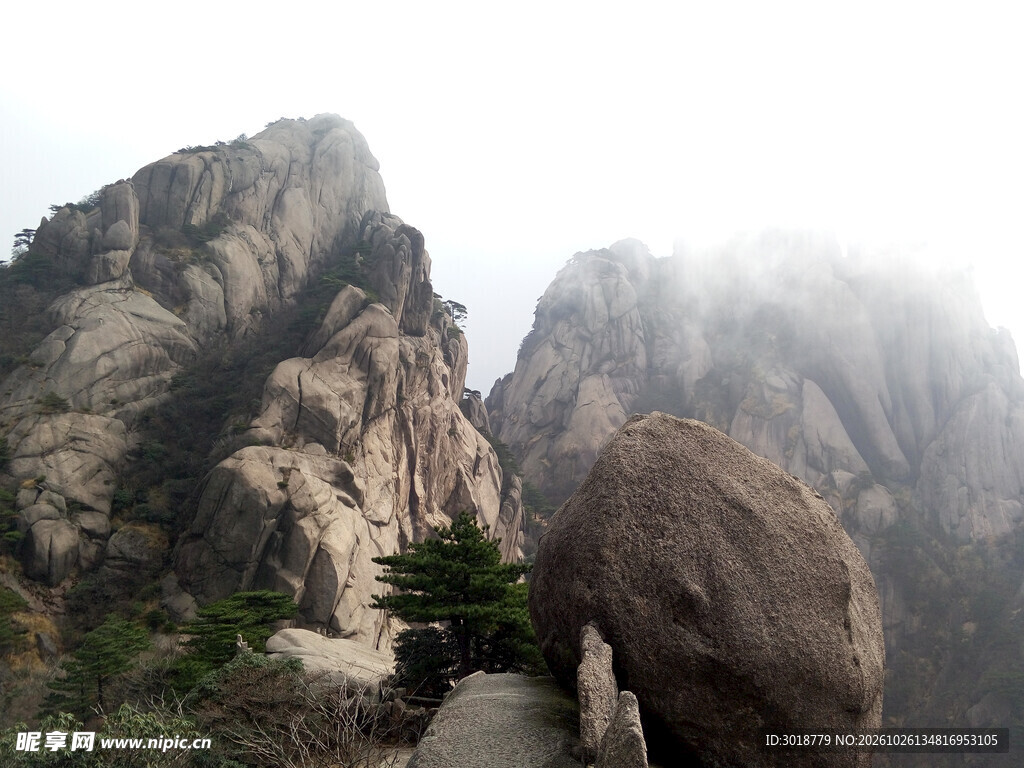 雾中山岳自然风光