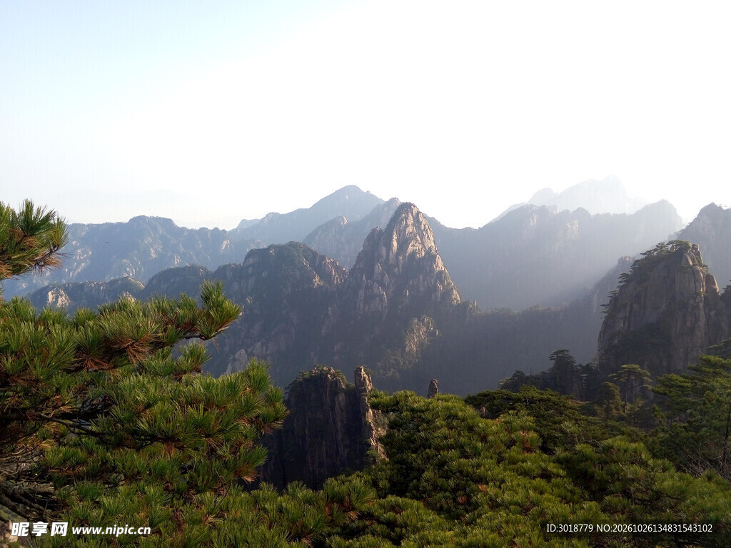层峦叠嶂山野风光