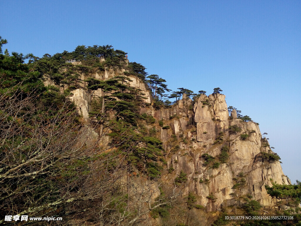 蓝天峭壁山野风光