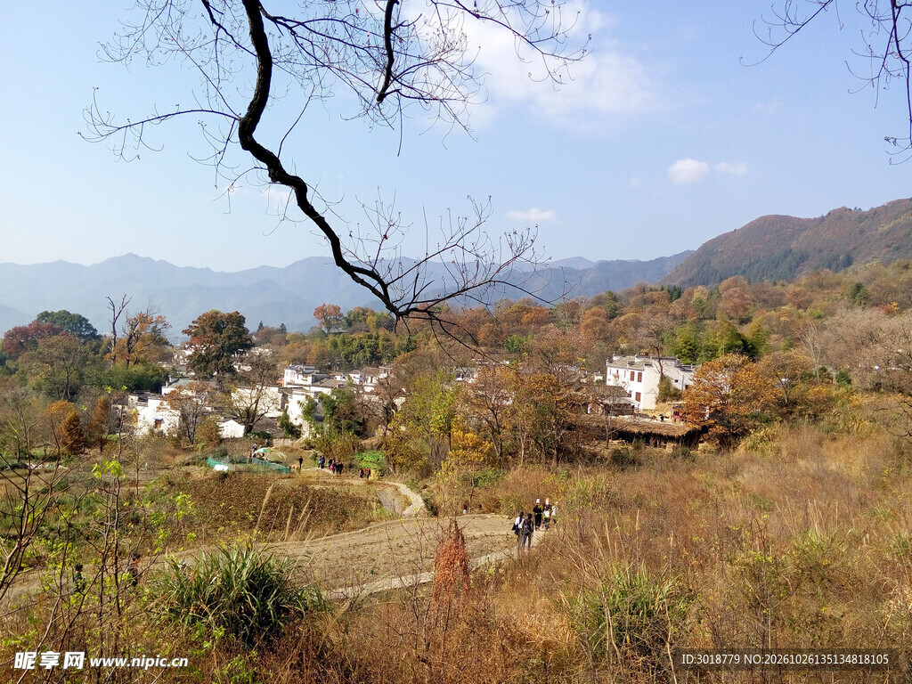 秋日山野村落远景