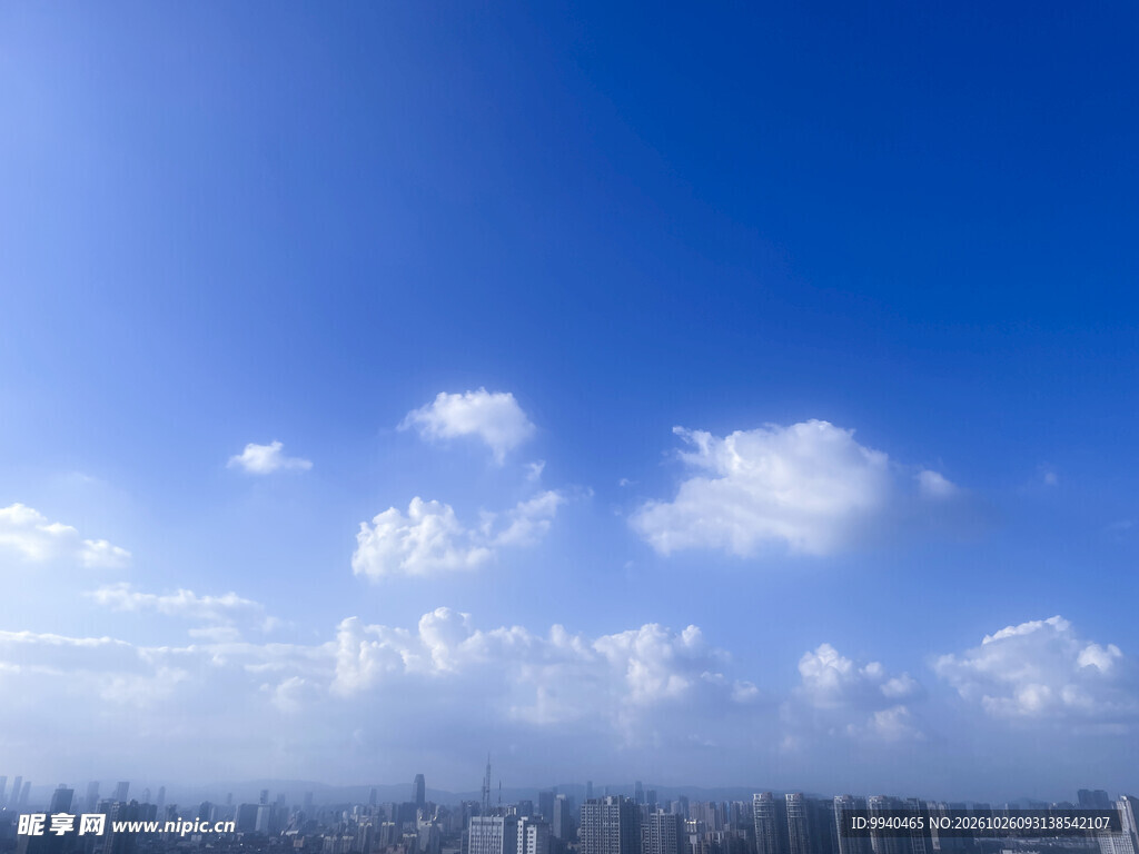 晴空下的城市远景
