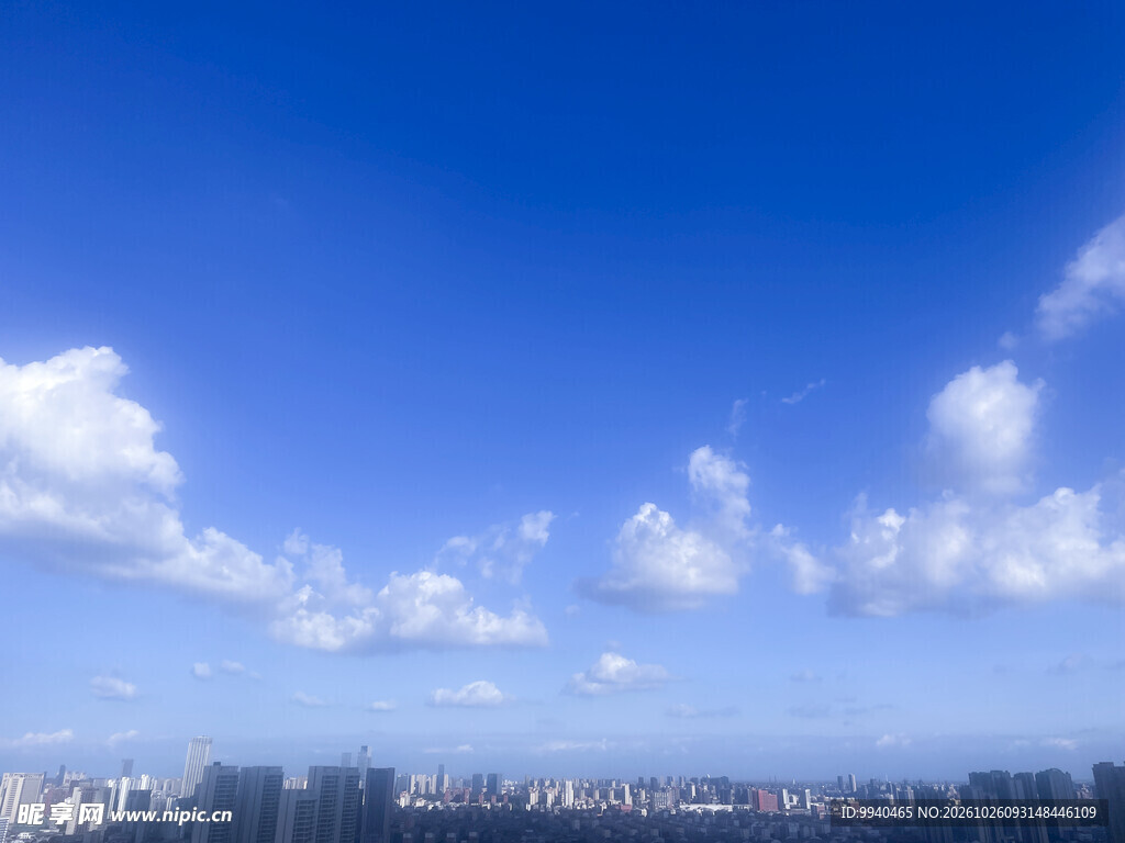 蓝天白云城市远景