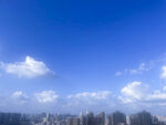 城市上空蓝天白云