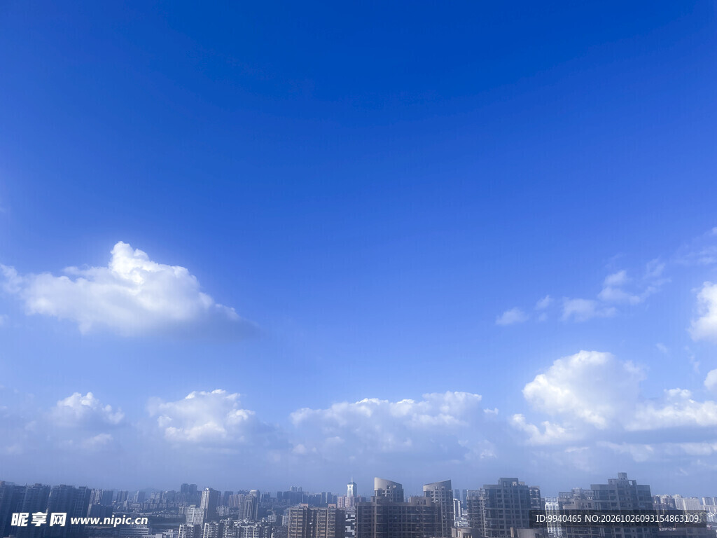 城市上空蓝天白云