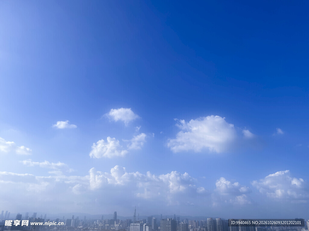 晴朗蓝天城市远景