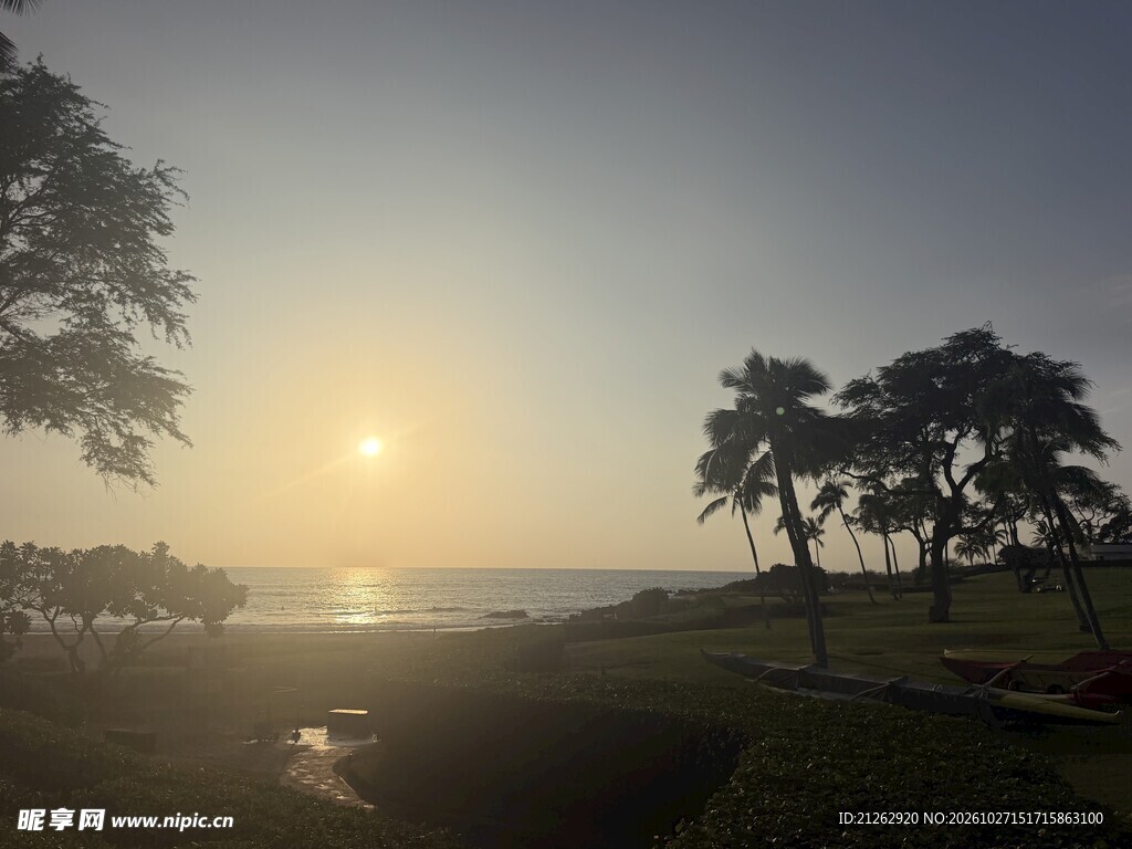 夕阳下的海