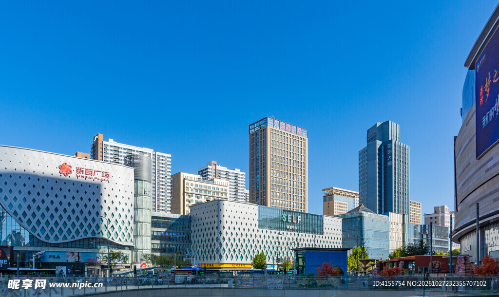 蓝天下的城市商务建筑群