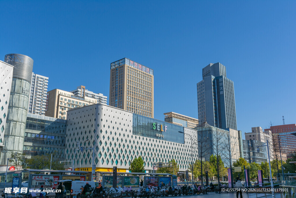 蓝天下城市高楼建筑群