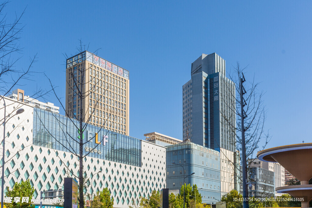 蓝天下的城市高楼景观