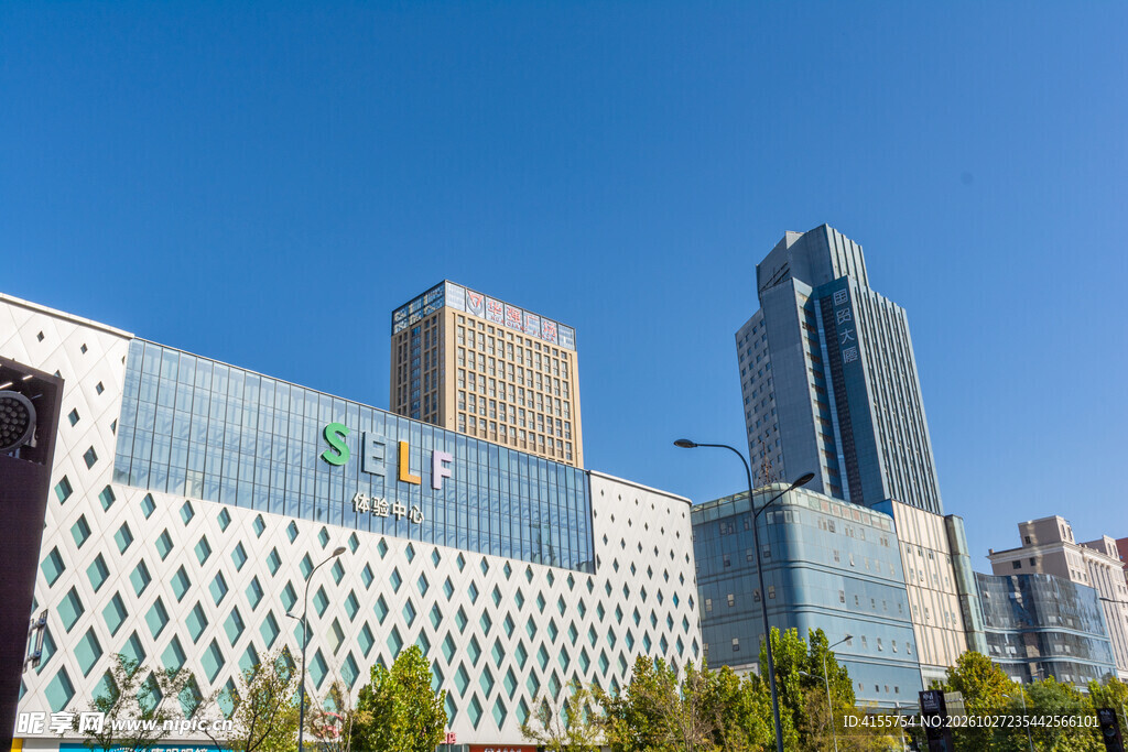 晴朗蓝天下的城市建筑群