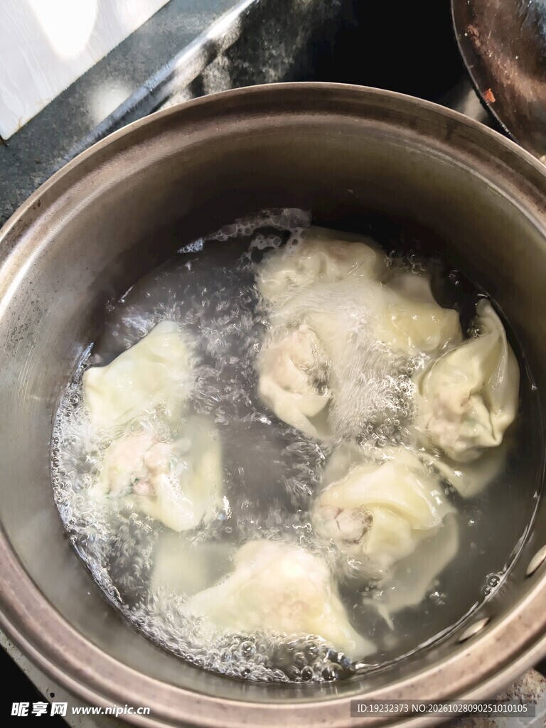 沸水煮馄饨