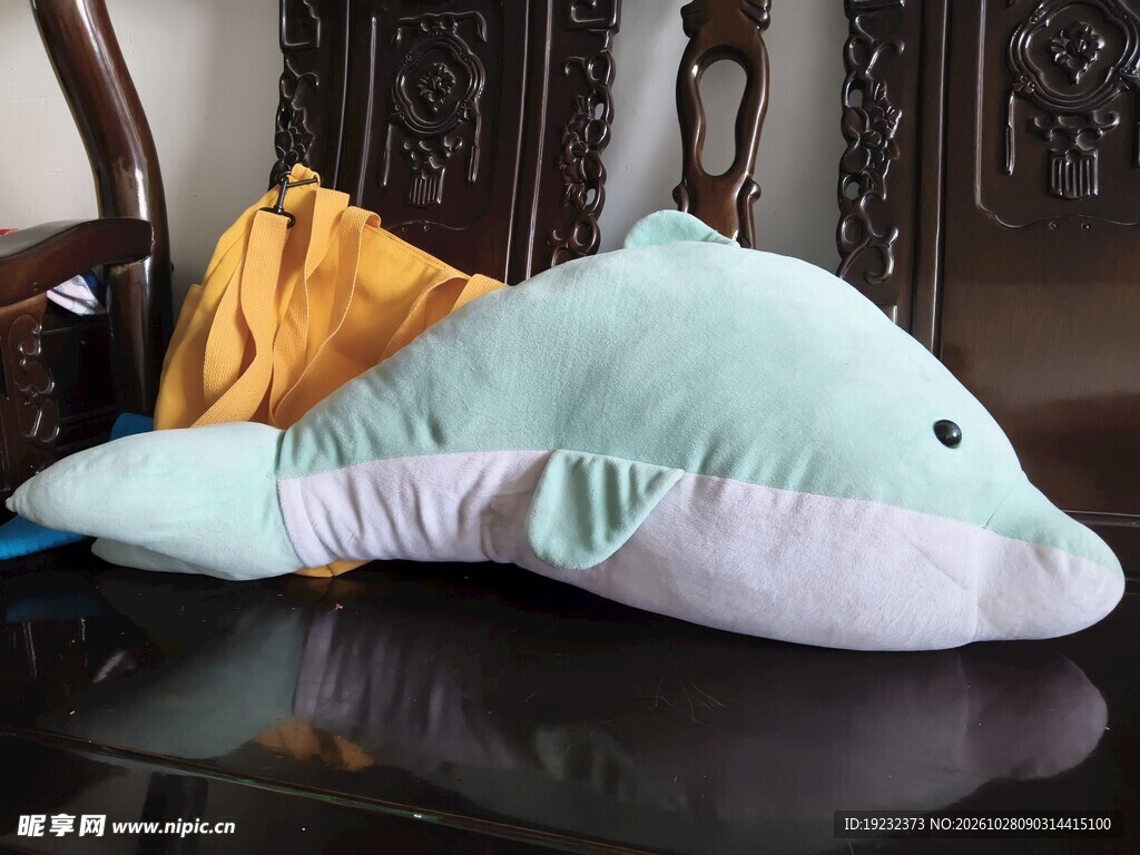 浅蓝海豚毛绒抱枕
