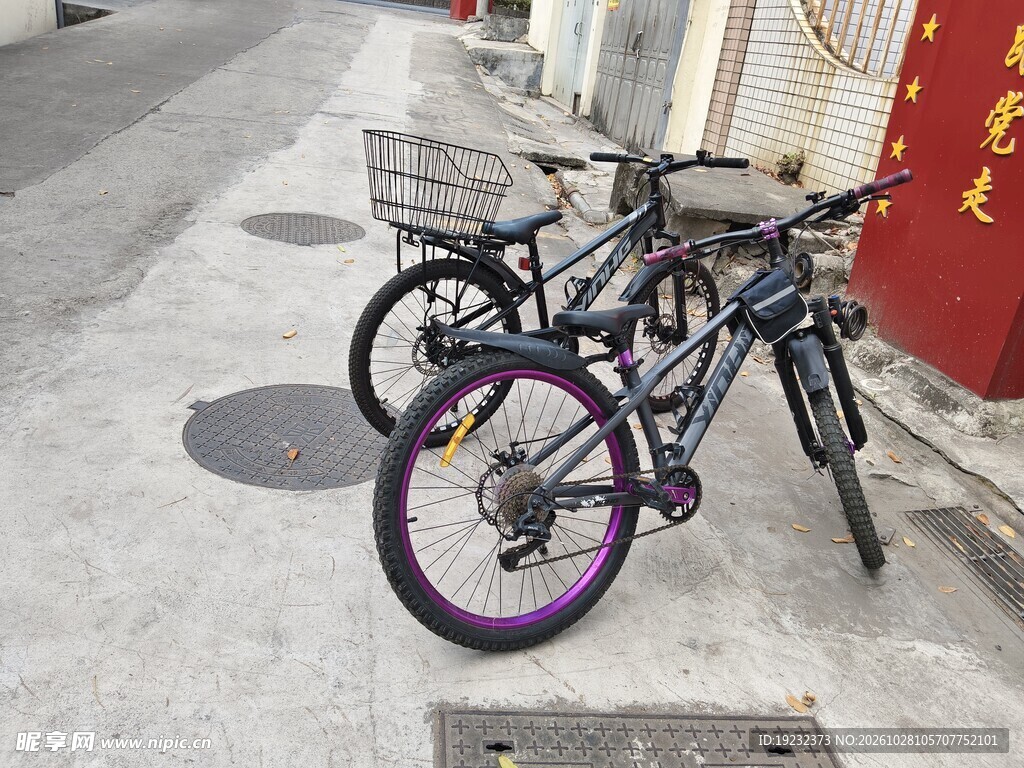 街边停放的两辆自行车