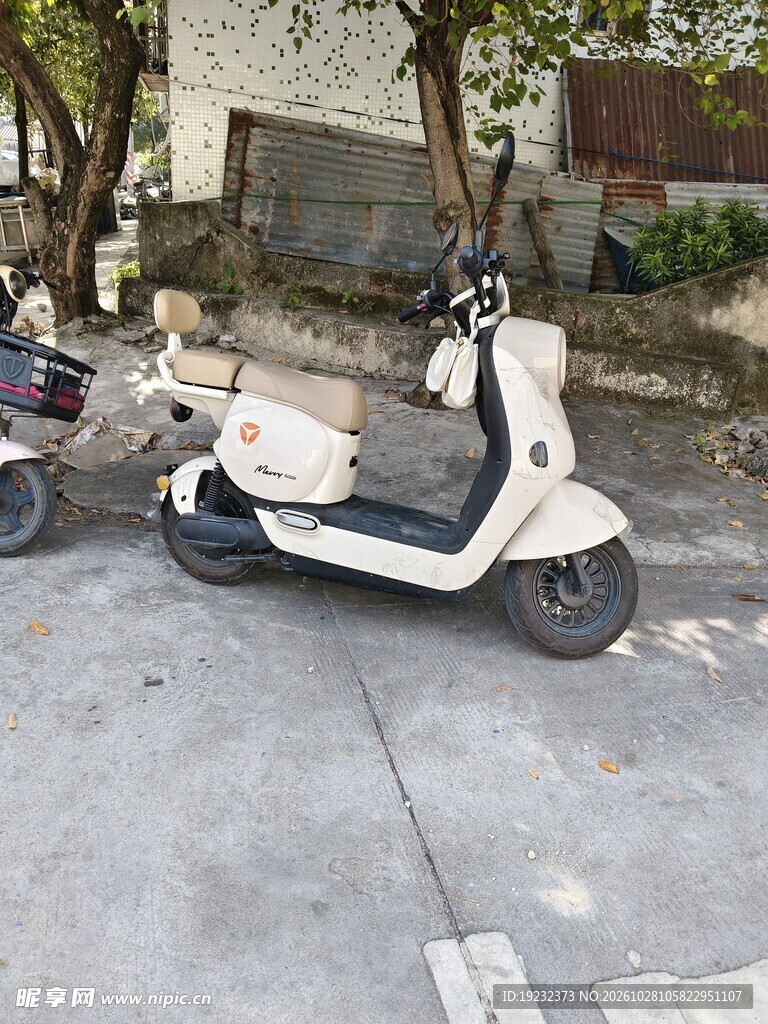路边停放的白色电动车