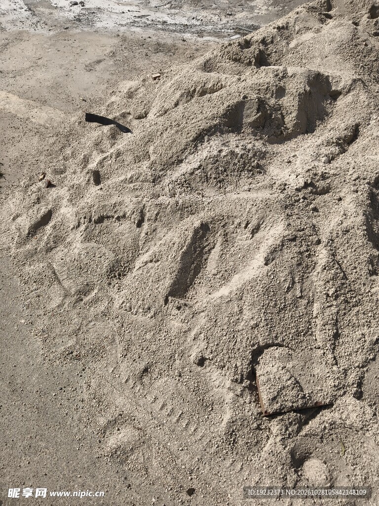 路边堆积的沙子