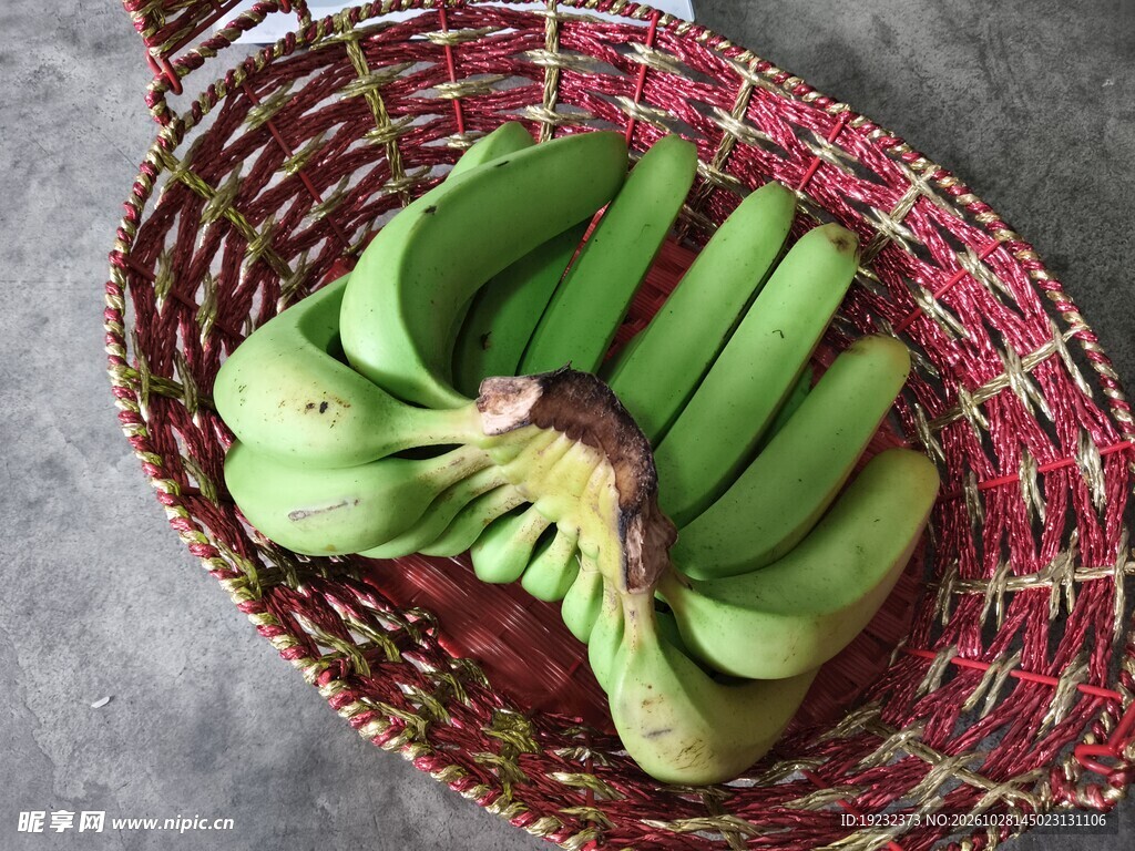 竹篮里的青香蕉
