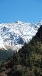 蓝天下的雪山山林风光