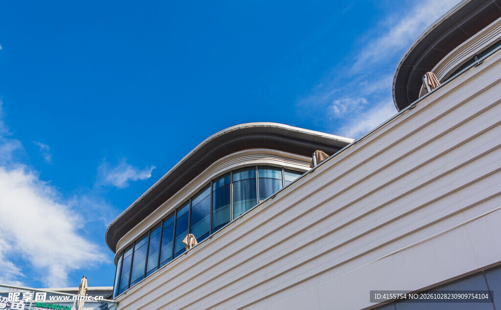 蓝天下现代流线型建筑