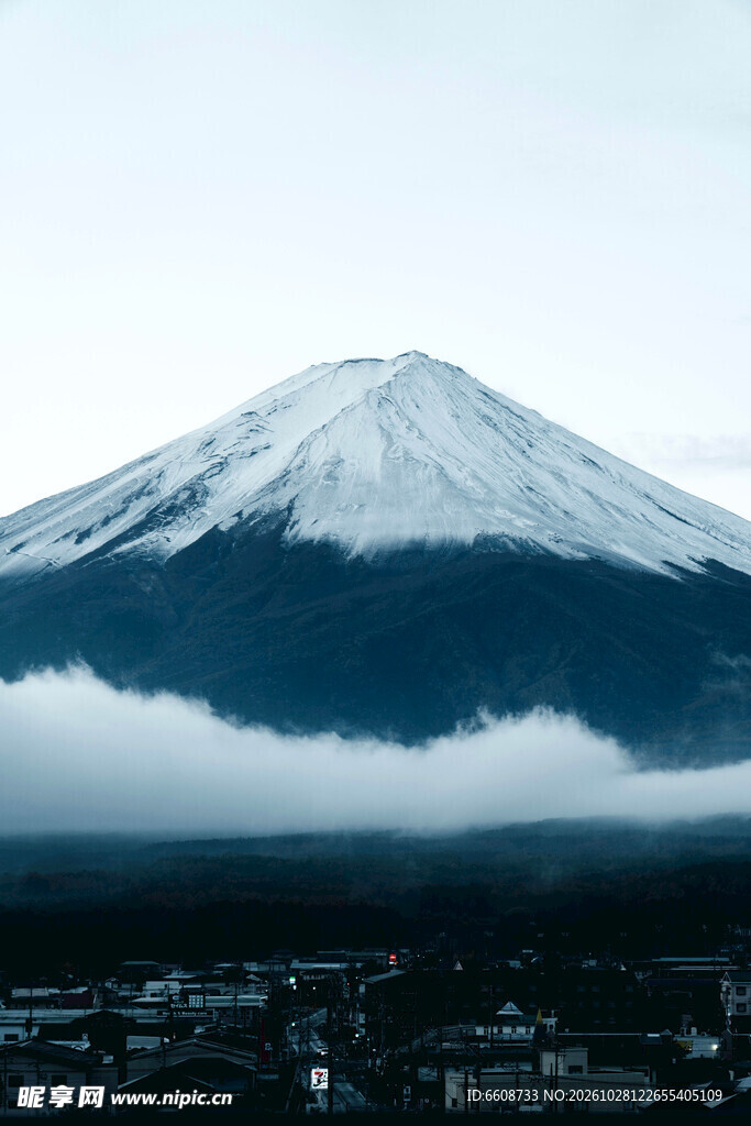 云雾中的富士山