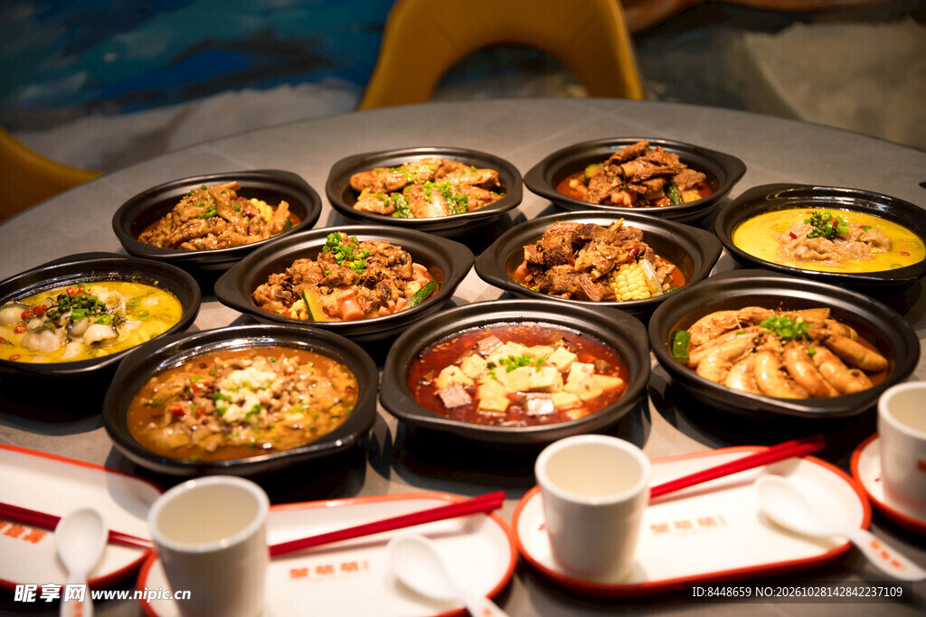 满桌砂锅煲类美食