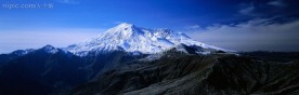积雪覆盖的火山山峰