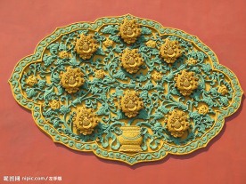 墙上的古代花纹雕塑