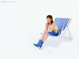 坐椅子的女孩儿