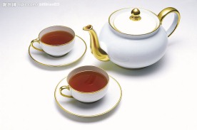 白色茶杯和茶壶