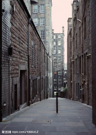 欧式建筑下的路