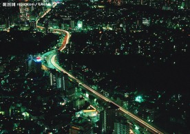 俯视贯穿都市里的路