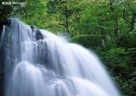 山水瀑布