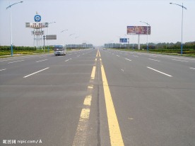 宽阔的公路
