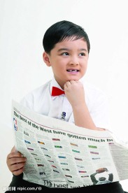 读报思考的小男孩