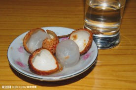 荔枝与水杯