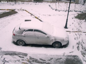 被雪覆盖的车
