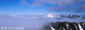 雪山蓝天白云背景图