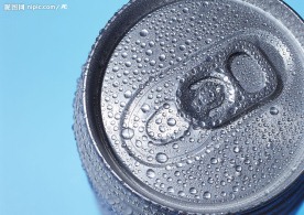 带水珠的饮料罐