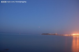 夜晚海上月亮