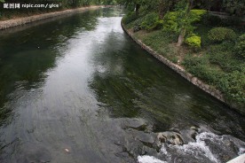 小河流水