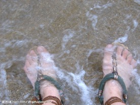 海浪拂过双脚