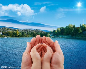 父亲双手捧着孩子双手