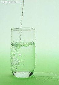 水滴和杯子