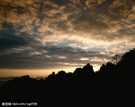 乌云奇观与山峰