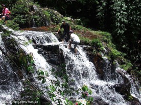 踏瀑戏水