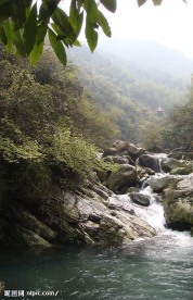 山间流水