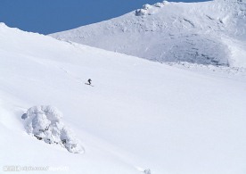 雪山上滑雪
