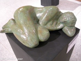 侧卧女人体雕塑