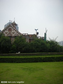 草坪风车房