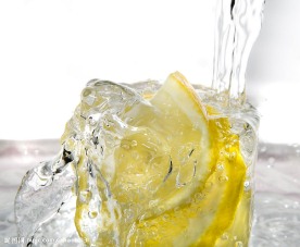 落入水中的水果