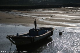 搁浅的小船